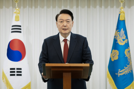 윤석열 대통령이 14일 본인의 탄핵소추안이 국회에서 가결된 뒤 한남동 관저에서 대국민담화를 하고 있다. [연합뉴스]